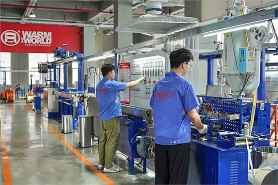 工人在操作电伴热带护套挤出设备 环瑞电热供图